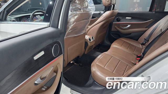 Mercedes-Benz E-Class 2018 — photo 12