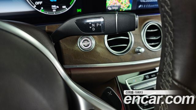 Mercedes-Benz E-Class 2019 — photo 12