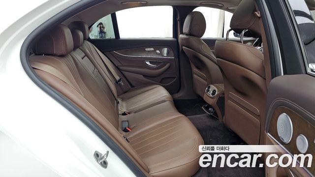 Mercedes-Benz E-Class 2019 — photo 18