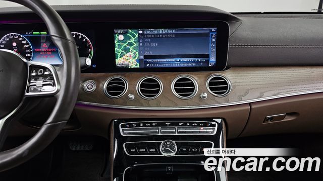 Mercedes-Benz E-Class 2019 — photo 20