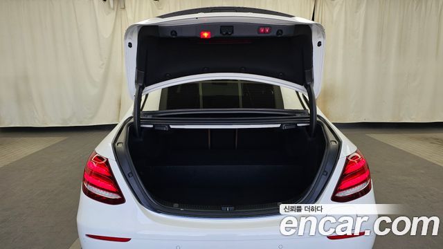 Mercedes-Benz E-Class 2019 — photo 26