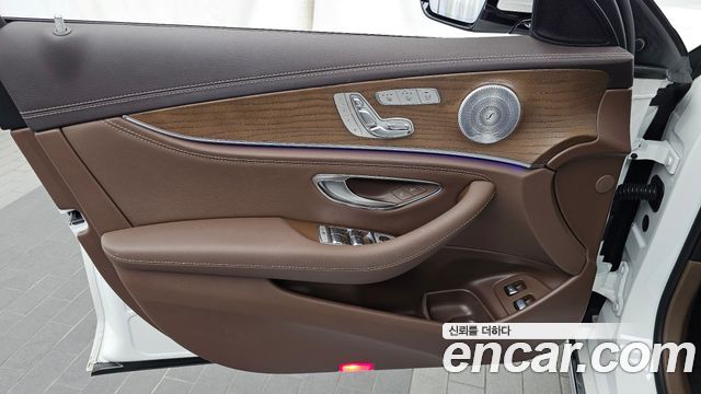 Mercedes-Benz E-Class 2019 — photo 14
