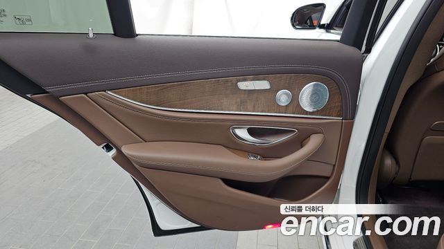 Mercedes-Benz E-Class 2019 — photo 15
