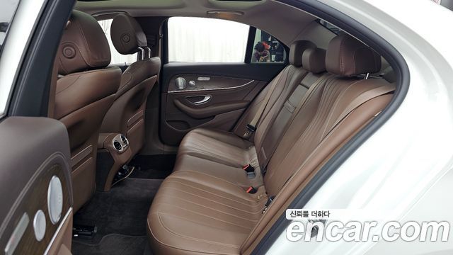 Mercedes-Benz E-Class 2019 — photo 16