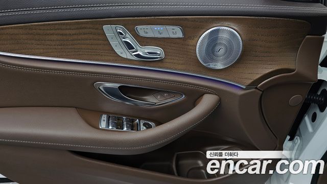 Mercedes-Benz E-Class 2019 — photo 32