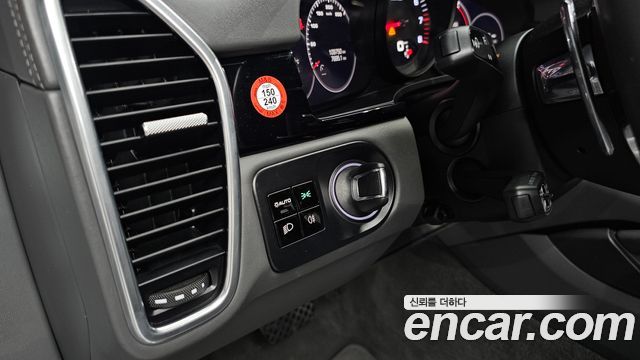 Porsche Cayenne 2019 — photo 26
