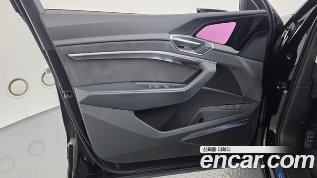 Audi e-tron 2023 — photo 12