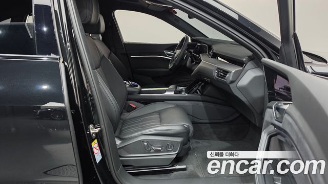 Audi e-tron 2023 — photo 13