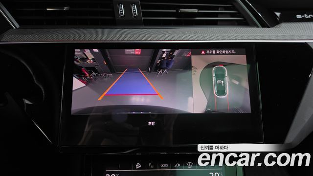 Audi e-tron 2023 — photo 19
