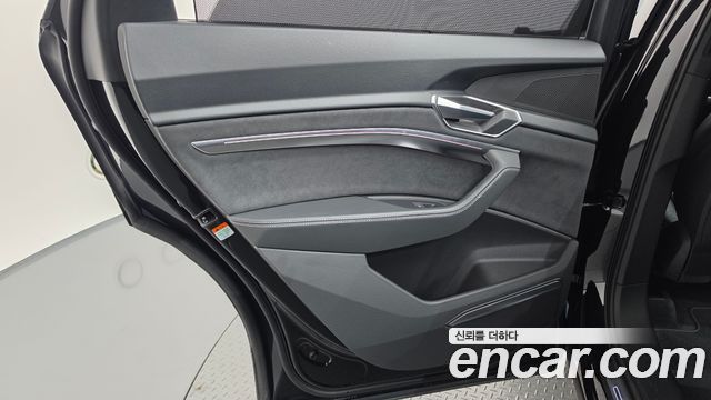 Audi e-tron 2023 — photo 14