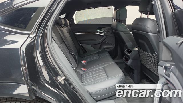 Audi e-tron 2023 — photo 16