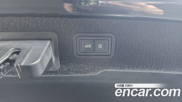 Audi A8 2020 — photo 21