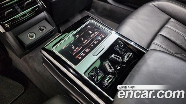 Audi A8 2020 — photo 23
