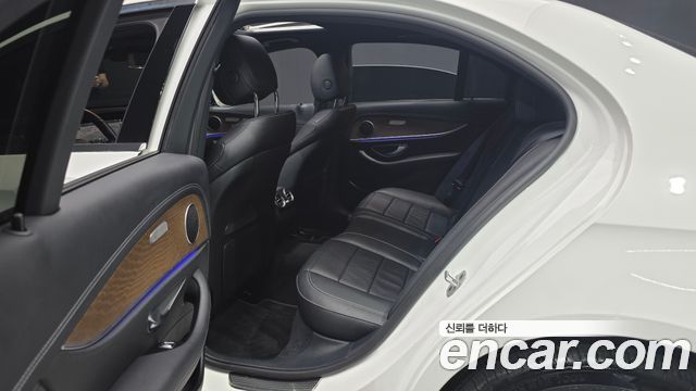 Mercedes-Benz E-Class 2021 — photo 17