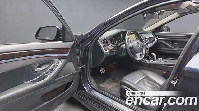 BMW 5-Series 2016 — photo 10