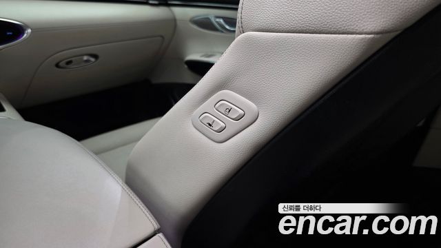 Genesis GV70 2022 — photo 30