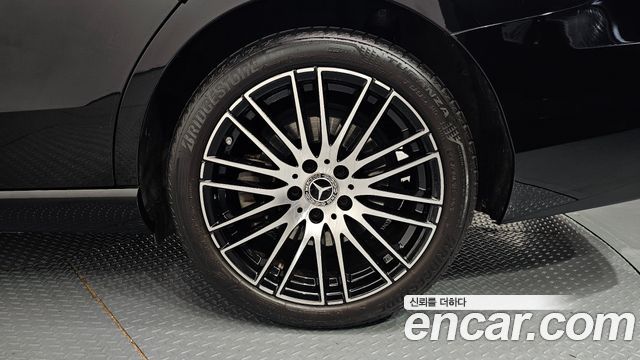 Mercedes-Benz C-Class 2023 — photo 7