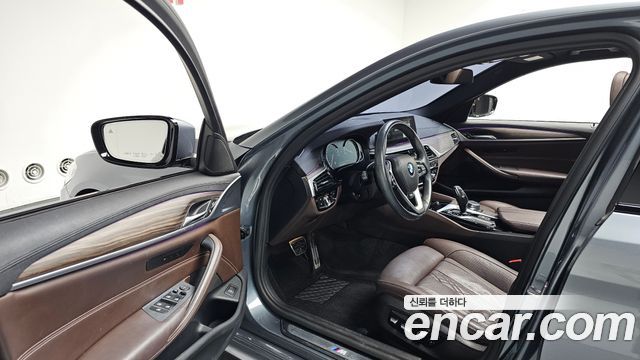 BMW 5-Series 2017 — photo 13