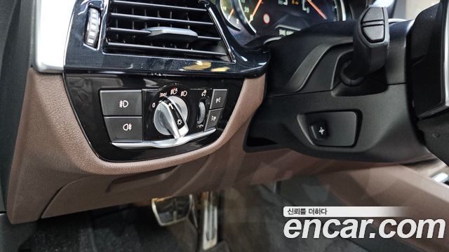 BMW 5-Series 2017 — photo 26