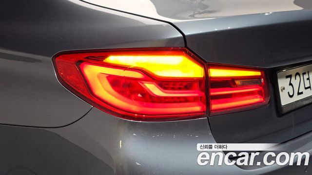 BMW 5-Series 2017 — photo 9