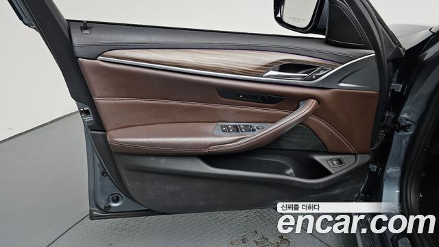 BMW 5-Series 2017 — photo 14