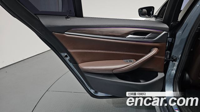 BMW 5-Series 2017 — photo 15