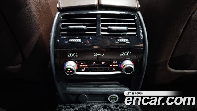 BMW 5-Series 2017 — photo 32
