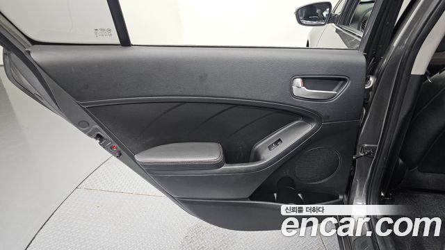 Kia K3 2013 — photo 15