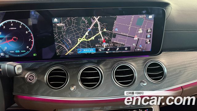 Mercedes-Benz E-Class 2022 — photo 11