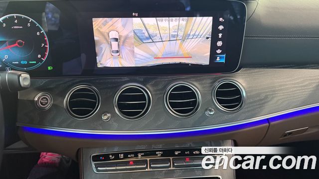 Mercedes-Benz E-Class 2022 — photo 12