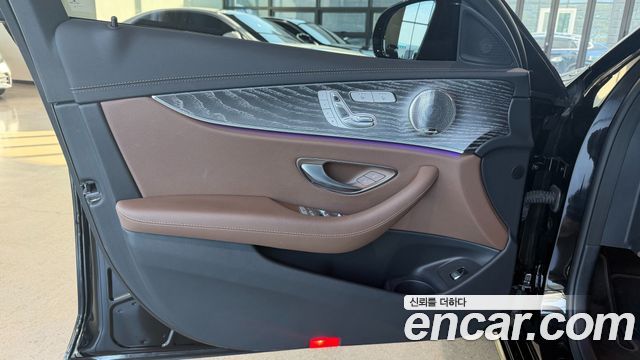 Mercedes-Benz E-Class 2022 — photo 17