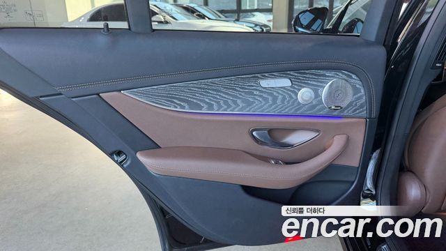 Mercedes-Benz E-Class 2022 — photo 18