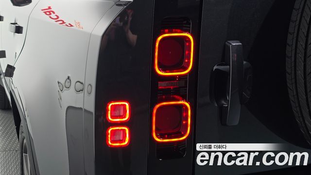 Land Rover Defender 2025 — photo 9