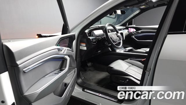 Audi e-tron 2023 — photo 10