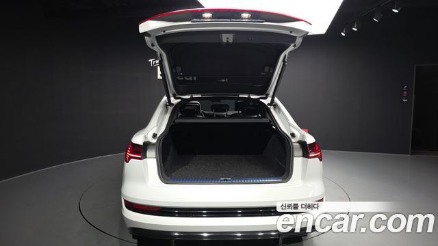 Audi e-tron 2023 — photo 20