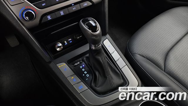 Hyundai AVANTE 2016 — photo 12