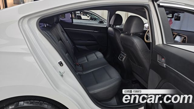 Hyundai AVANTE 2016 — photo 17