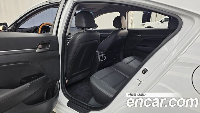 Hyundai AVANTE 2016 — photo 18