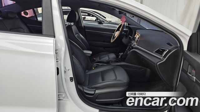 Hyundai AVANTE 2016 — photo 16