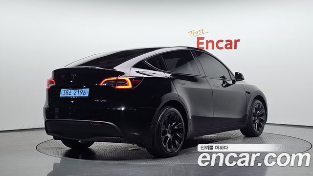 Tesla Model Y 2024 — photo 2
