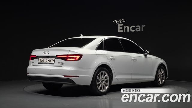 Audi A4 2018 — photo 2