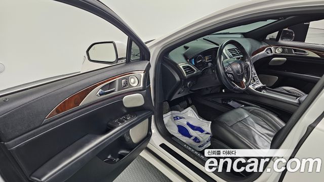 Lincoln MKZ 2017 — photo 10