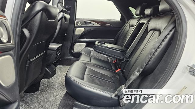 Lincoln MKZ 2017 — photo 11