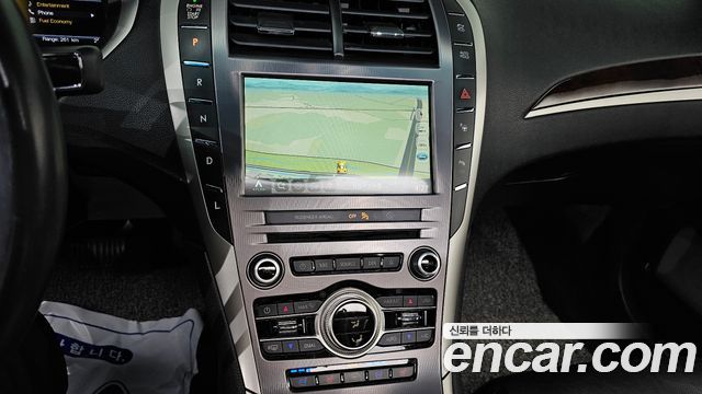 Lincoln MKZ 2017 — photo 14