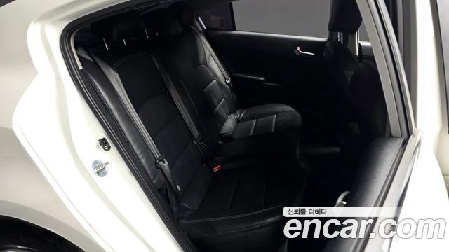 Kia K3 2015 — photo 18