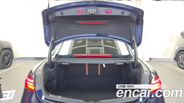 Mercedes-Benz E-Class 2017 — photo 20