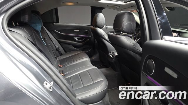 Mercedes-Benz E-Class 2019 — photo 12