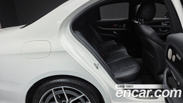 Mercedes-Benz E-Class 2022 — photo 17