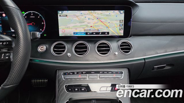 Mercedes-Benz E-Class 2022 — photo 19