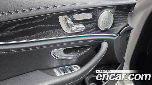 Mercedes-Benz E-Class 2022 — photo 24